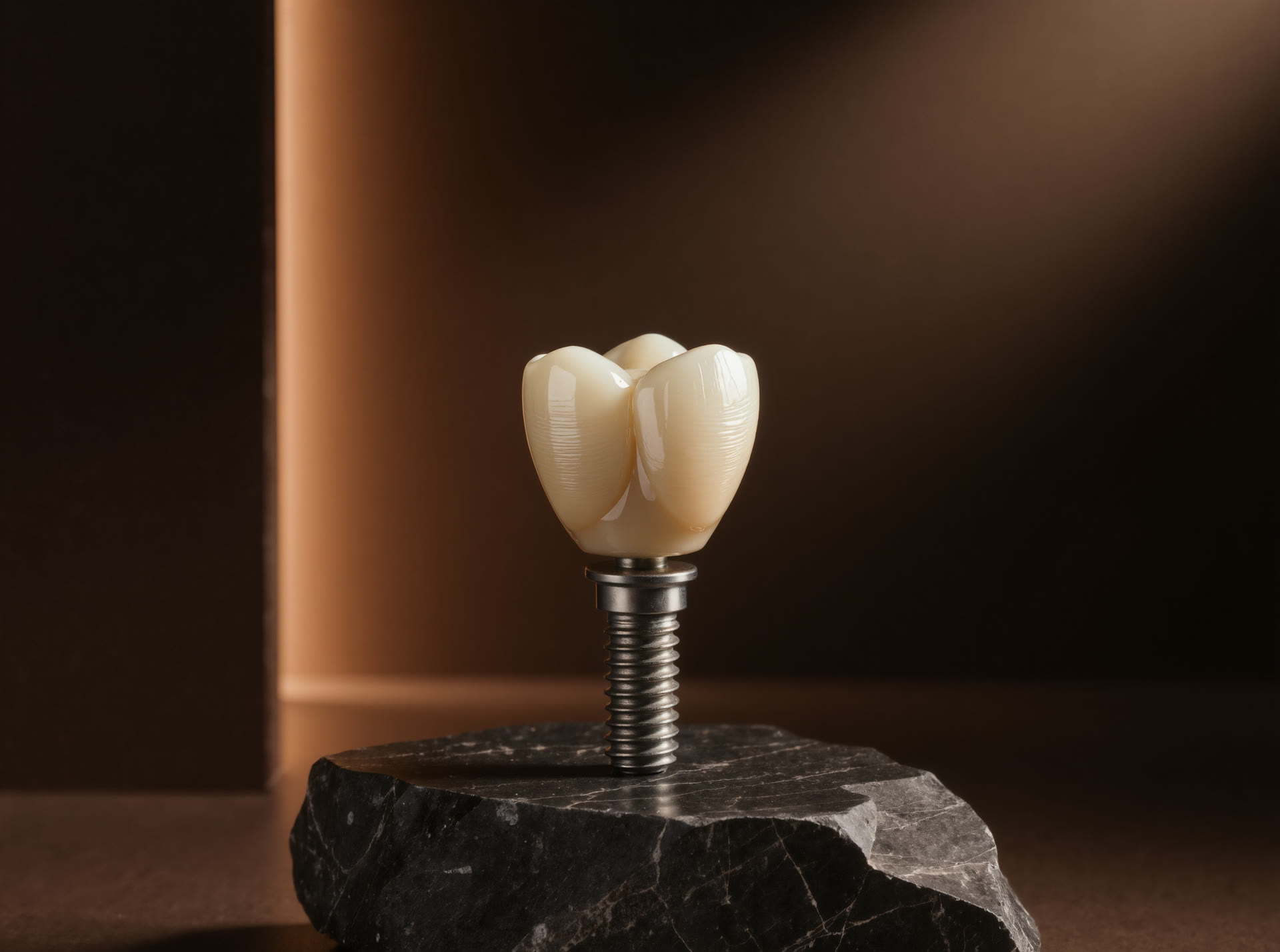 Modelo de implante dentário com coroa de porcelana